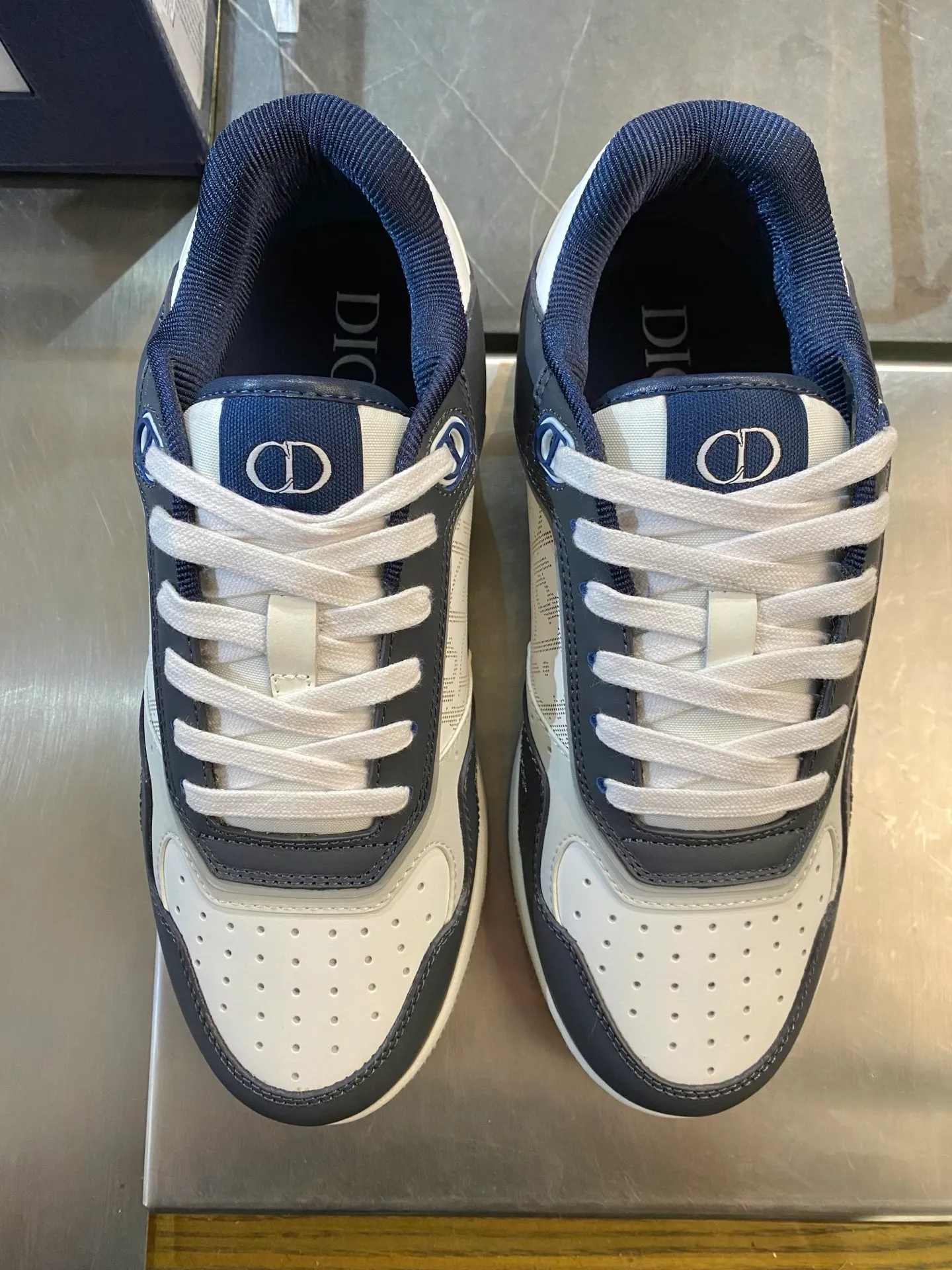 💰780 Dior | New B27 styles for men and women ♞size; women 35~40 men 38~47 DIOR AND HYLTON NEL B27 Uptown The best and most eye-catching Dior is B27, the combination is invincible. Versatile for daily use, no choice of combinations. B27 feels comfortable on the feet ~ If you like this kind of elegant and simple color matching, you must buy it